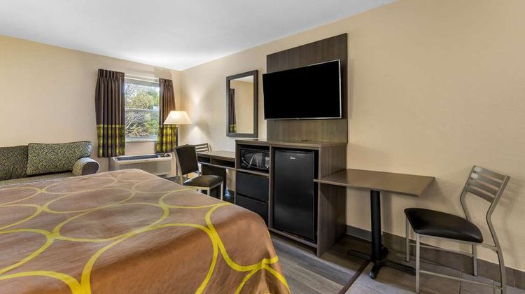 Super 8 Dickson Suite