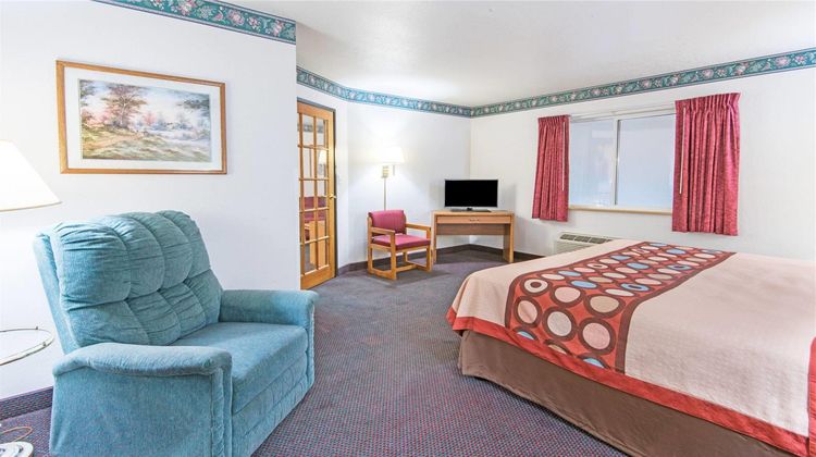 Super 8 Richfield Area Suite