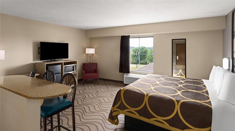 Super 8 Mars/Cranberry/Pittsburgh Area Suite