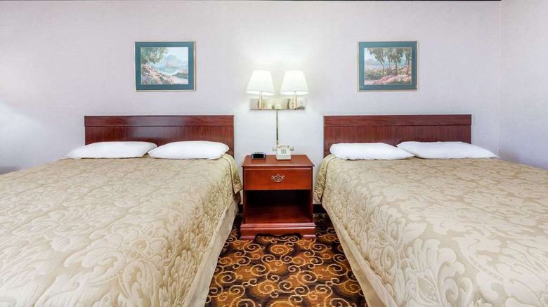 <b>Super 8 Evansville North Room</b>. Images powered by <a href="https://iceportal.shijigroup.com/" title="IcePortal" target="_blank">IcePortal</a>.