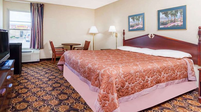 <b>Super 8 Evansville North Room</b>. Images powered by <a href="https://iceportal.shijigroup.com/" title="IcePortal" target="_blank">IcePortal</a>.