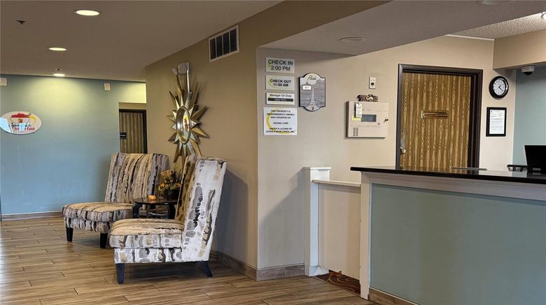 <b>Super 8 Evansville North Lobby</b>. Images powered by <a href="https://iceportal.shijigroup.com/" title="IcePortal" target="_blank">IcePortal</a>.