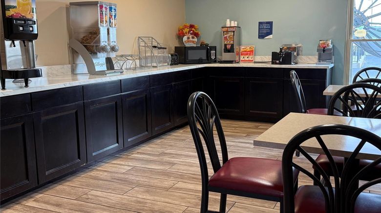 <b>Super 8 Evansville North Other</b>. Images powered by <a href="https://iceportal.shijigroup.com/" title="IcePortal" target="_blank">IcePortal</a>.