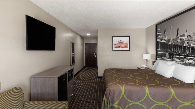 Super 8 Shepherdsville Room