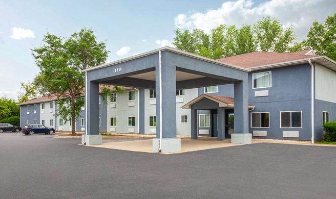 Super 8 McHenry Exterior