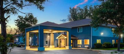 Super 8 McHenry Exterior