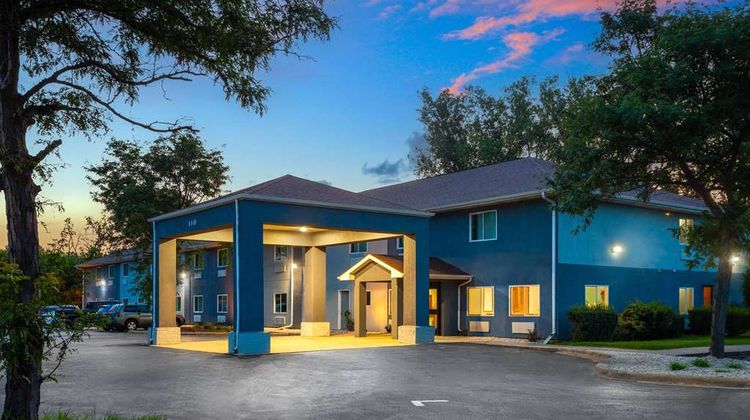 Super 8 McHenry Exterior