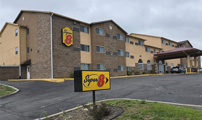 Super 8 Kansas City Exterior
