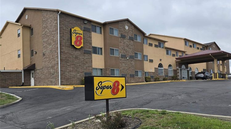 Super 8 Kansas City Exterior