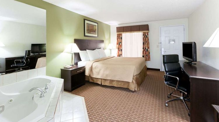 Super 8 Decatur/Dntn/Atlanta Area Suite