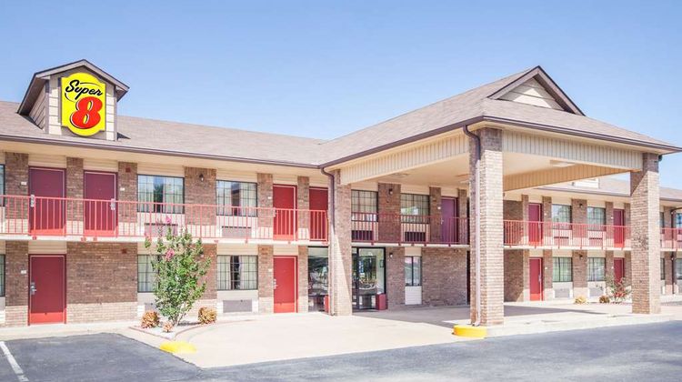 Super 8 Clinton Exterior