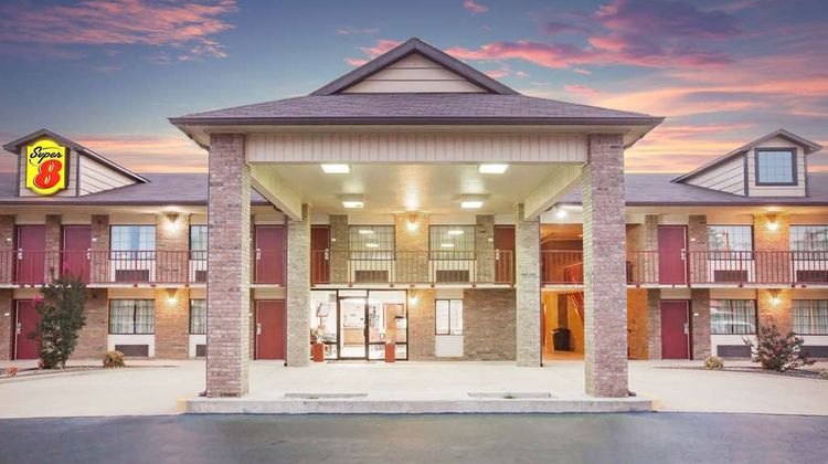 Super 8 Clinton Exterior