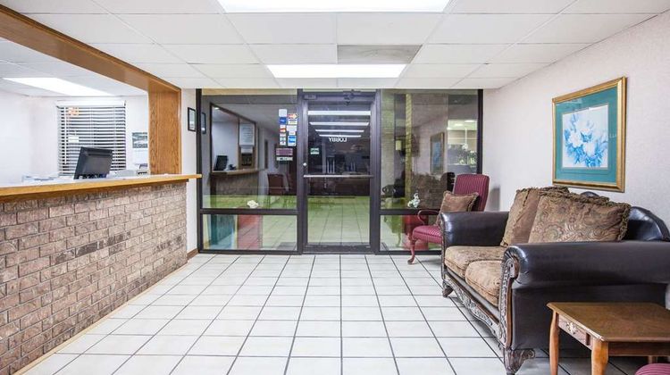 Super 8 Clinton Lobby