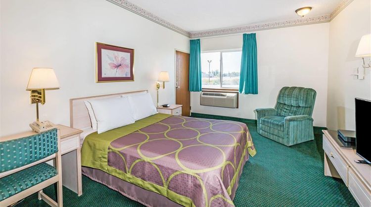 Super 8 Willcox Room