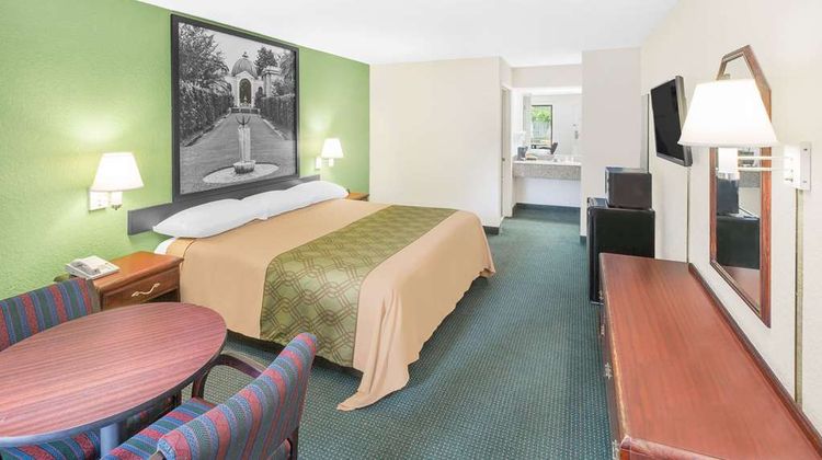 Super 8 Mobile Room