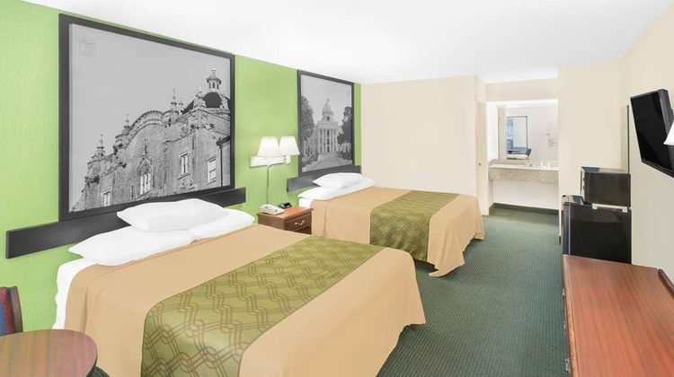 Super 8 Mobile Room