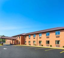 Super 8 Fairmont Exterior