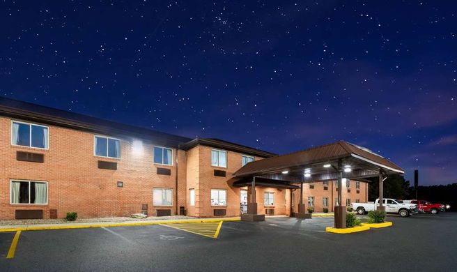 Super 8 Fairmont Exterior