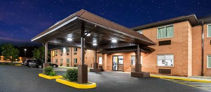 Super 8 Fairmont Exterior