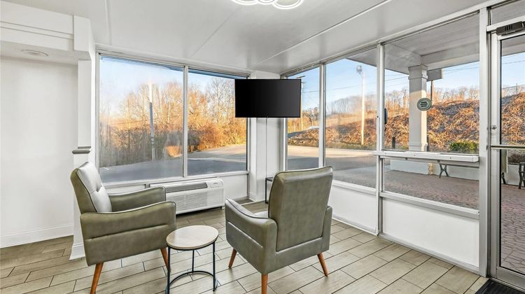 Super 8 Kingsport I-81 Lobby