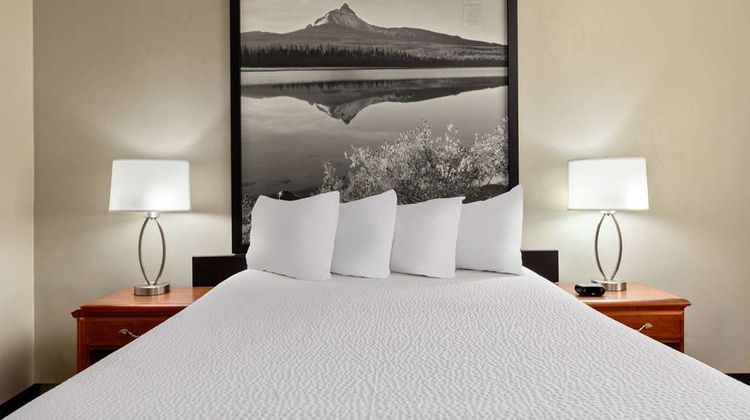 Super 8 Roseburg Room