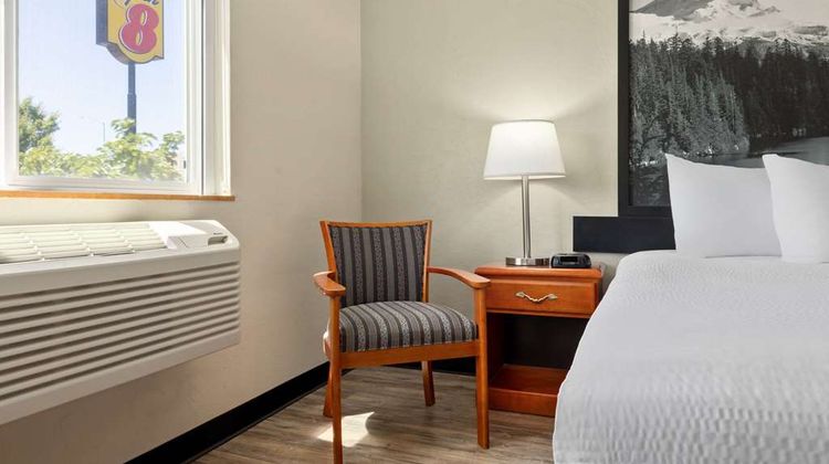 Super 8 Roseburg Room