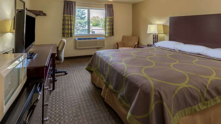 Super 8 Woodburn Room