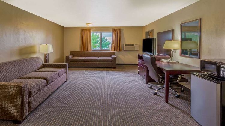 Super 8 Woodburn Suite