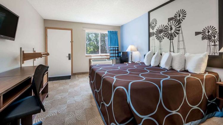 Super 8 Beloit Room