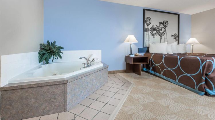 Super 8 Beloit Suite