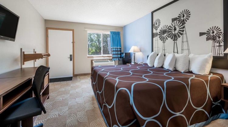 Super 8 Beloit Room