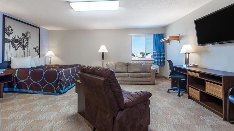 Super 8 Beloit Suite