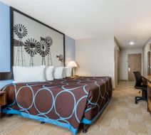 Super 8 Beloit Room