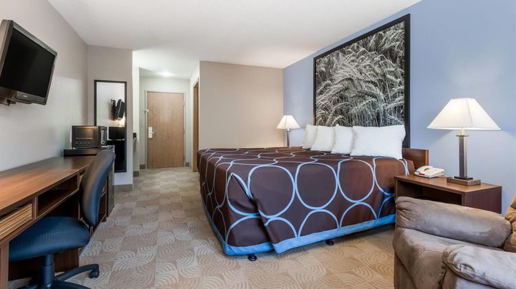 Super 8 Beloit Room