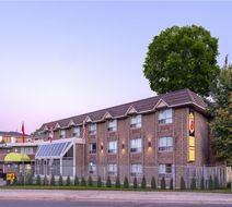 Super 8 Toronto East Exterior