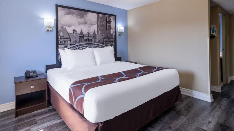 Super 8 Toronto East Room