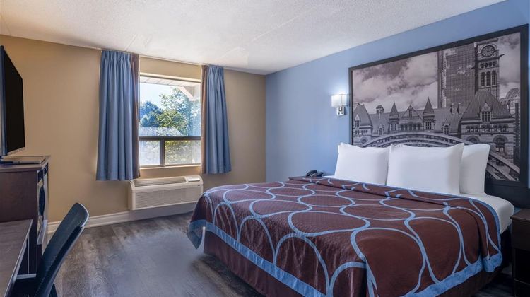 Super 8 Toronto East Room