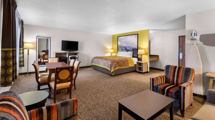 Super 8 Oelwein Suite