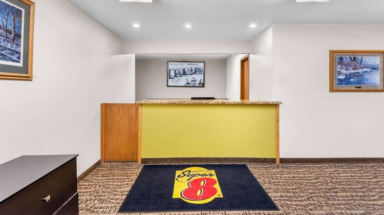 Super 8 Oelwein Lobby