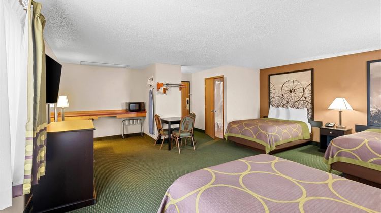 Super 8 Jefferson Suite