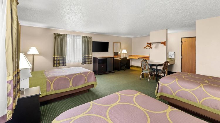 Super 8 Jefferson Suite