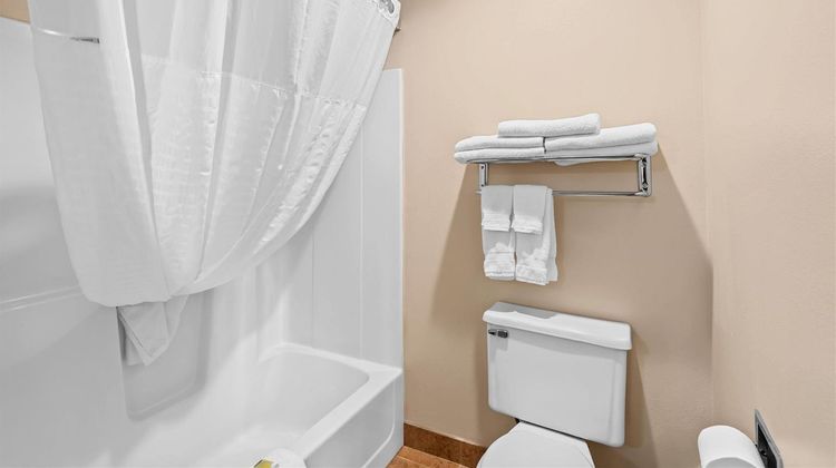 Super 8 Jefferson Suite