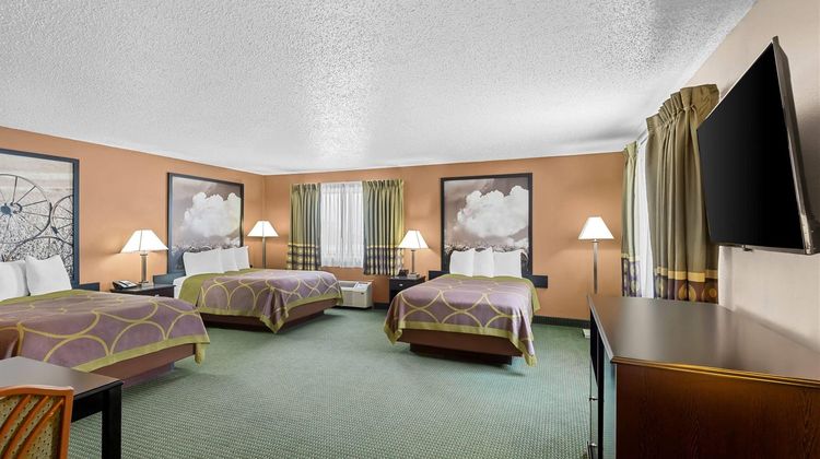 Super 8 Jefferson Suite