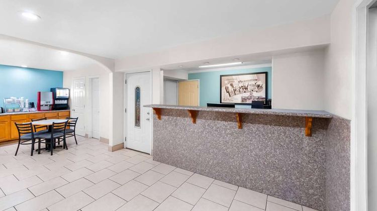 Super 8 Pleasanton Lobby