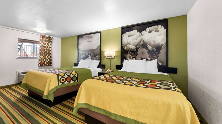 Super 8 Pleasanton Room