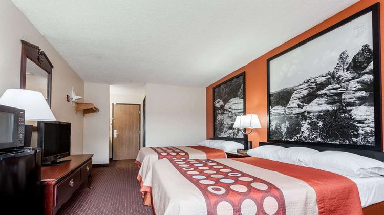 Super 8 Harrisburg Room