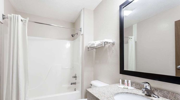 Super 8 Harrisburg Room