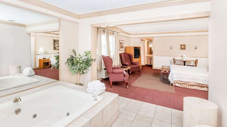 Knights Inn & Suites South Sioux City Suite