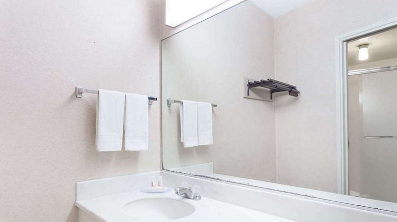 <b>Travelodge San Francisco Airport North Room</b>. Images powered by <a href="https://iceportal.shijigroup.com/" title="IcePortal" target="_blank">IcePortal</a>.