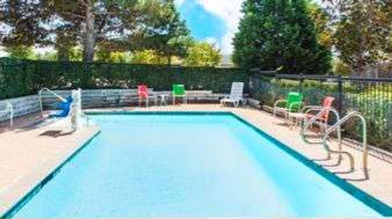 <b>Days Inn Arlington Pool</b>. Images powered by <a href="https://iceportal.shijigroup.com/" title="IcePortal" target="_blank">IcePortal</a>.